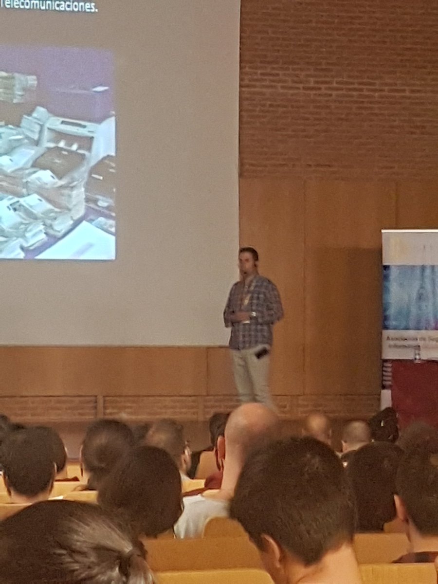mmjacome's tweet photo. A por otraaaaaa @CiberPoliES en las conferencias de #HoneyCON17 #honeysec https://t.co/sS0Aw332LY