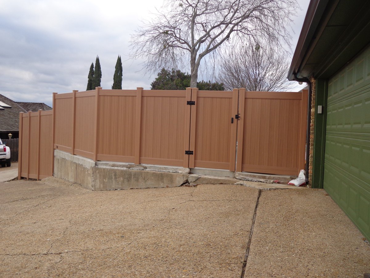 FenceFuture's tweet photo. @Future_Outdoors, @FenceFuture has THE advantages of #vinyl #pvc fencing over wood.  The quality is unbeatable in strength, maintenance, lifespan, appearance, and cost.  Look at the difference. What do you think? https://t.co/l8M8VzdWym