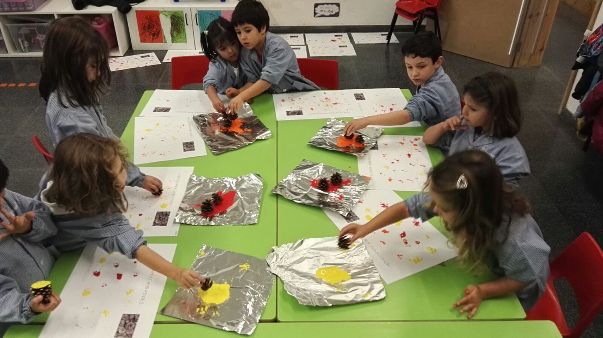 SantNicolau's tweet photo. Ahir les classes dels #CargolsSN i de les #AranyesSN van estampar amb pinyes. Ens ho vam passar bomba!! 
#p4sn #experimentem #estampem #plàstica #escola #Sabadell https://t.co/gjGf4d0VjR