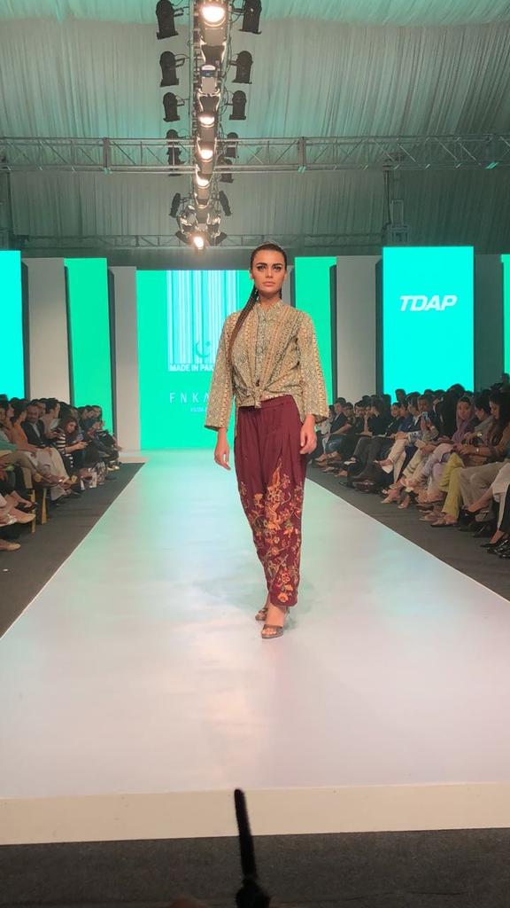 GlitterSmitter5's tweet photo. This one <3 @FnkAsia at #MadeInPak17 by #FashionPakistan x #TDAP 
 #FPMF17 #MillennialFashion #TVOnePk https://t.co/s5X6XZQBxF