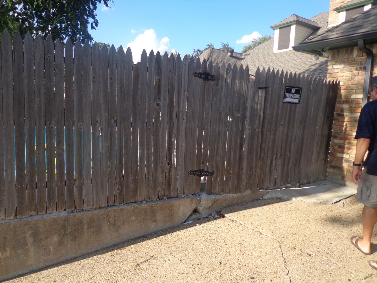 FenceFuture's tweet photo. @Future_Outdoors, @FenceFuture has THE advantages of #vinyl #pvc fencing over wood.  The quality is unbeatable in strength, maintenance, lifespan, appearance, and cost.  Look at the difference. What do you think? https://t.co/l8M8VzdWym