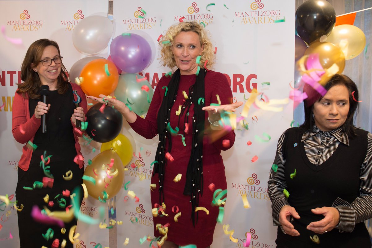 We sluiten de bustour af met de 3e winnaar van de #MantelzorgAwards. Yvonne Faber uit Woensdrecht, genomineerd door Esther van Tilborg ontving uit handen van juryvoorzitter Maruschka Kroon de Mantelzorg Award. Gefeliciteerd Yvonne!