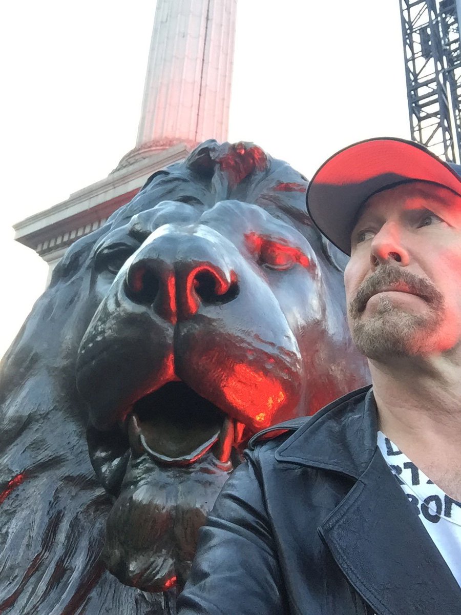 U2's tweet image. Edge at Trafalgar Sq.
#U2SongsofExperience #MTVEMA