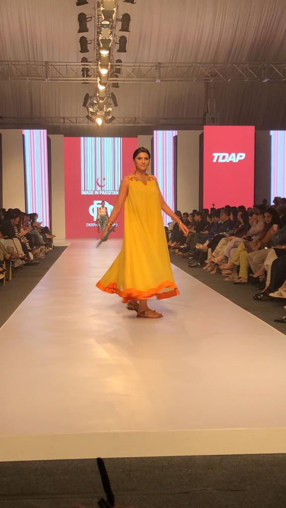 GlitterSmitter5's tweet photo. I have a thing for yellow!  #MadeInPak17 by #FashionPakistan x #TDAP 
 #FPMF17 #MillennialFashion #TVOnePk https://t.co/p2mFjboY6t