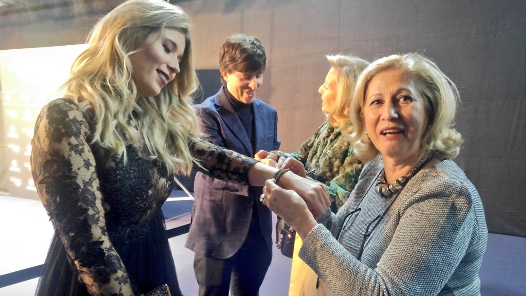 Los40's tweet photo. Hoy, artistas y presentadores de #Los40MusicAwards se suman a la causa de @AsociacionELA. @cristinabosca y @djdanimoreno  ya se han puesto su pulsera! https://t.co/iazHbBsxXZ