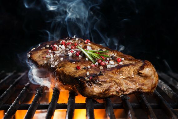 diane_berard's tweet photo. Cesser de manger de la viande ne sauvera pas la planète. Notre mode de vie émet la moitié moins de CO2 que notre REER. @la_lesaffaires https://t.co/4LqJ1sIaSM https://t.co/s0ki93E9rv