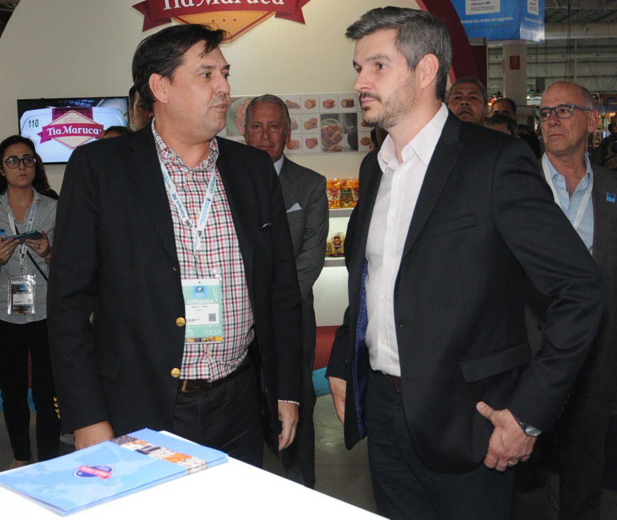 SnackCrops's tweet photo. El Jefe de Gabinete @marquitospena visitó el stand de @SnackCrops en @Expo_Alimentar y habló con su presidente @SergioECasas12 sobre la importancia de exportar valor agregado al mundo #AlimentAR https://t.co/mUBaqcRKiN