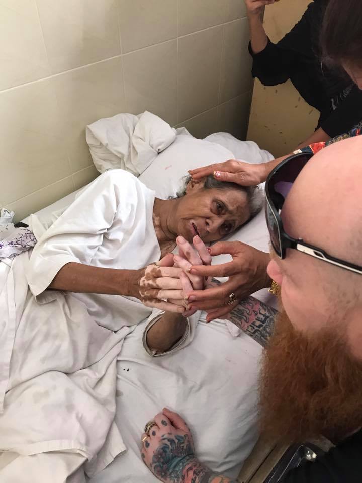 Goodworldme's tweet photo. Partner @IamToddBentley has travelled the world spreading a message of love. Share his message? Retweet to #donate10 https://t.co/3NOX1GJHOk