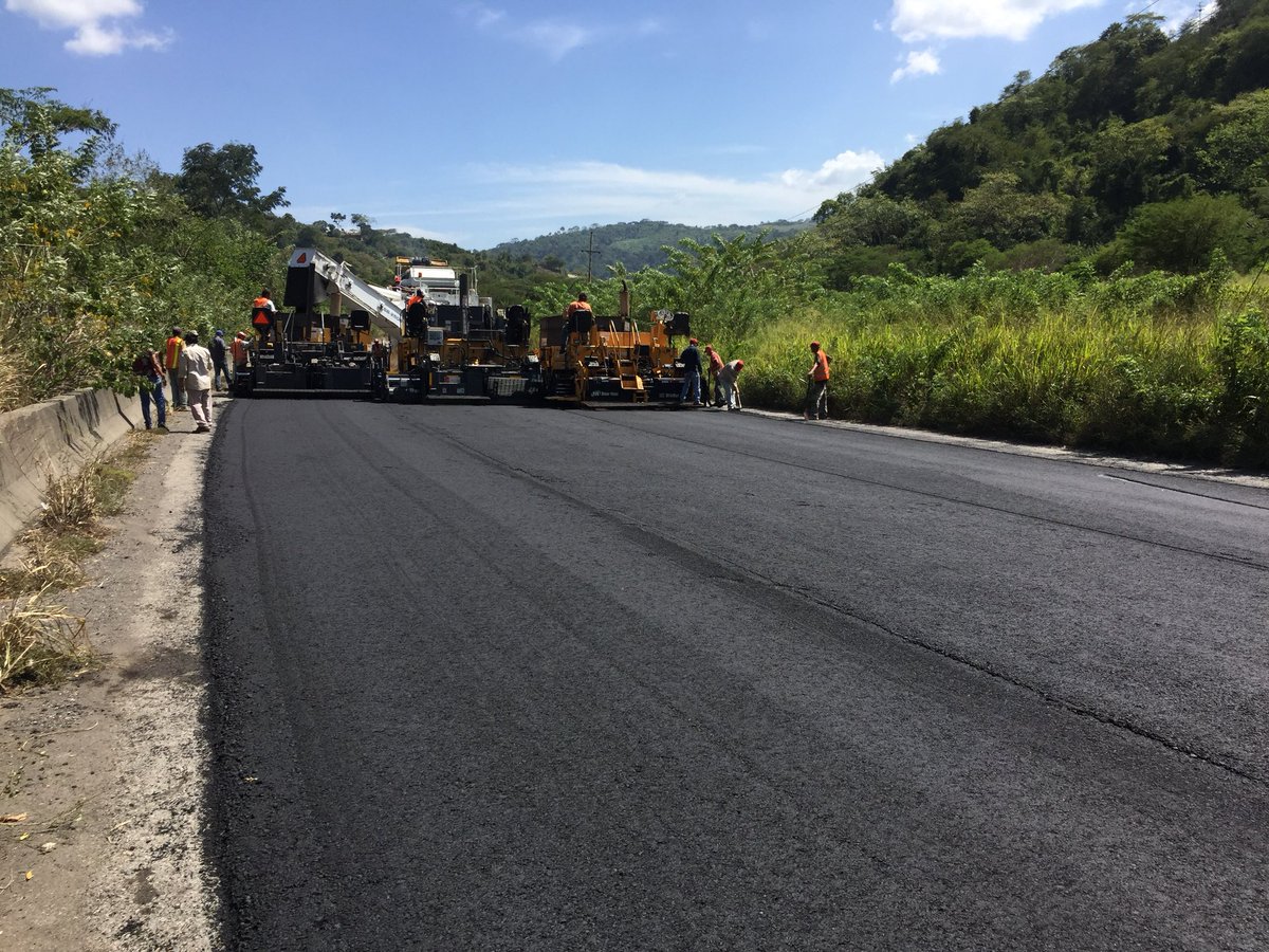 MagrettiCA's tweet photo. Construyendo carpeta integral de 11mts de ancho en Autopista Gran Mariscal de Ayacucho, Miranda, Venezuela. 2017 @RoadWayne https://t.co/EPNAwbKJDk