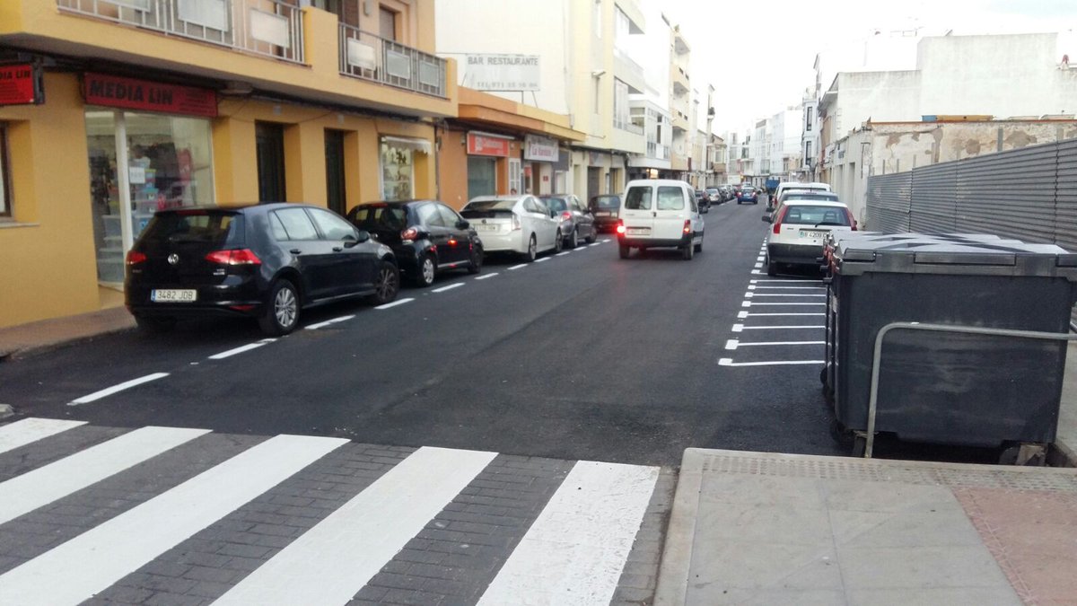 PSOEMao's tweet photo. Avancen les obres de repavimentació dels carrers on la instal·lació de la #fibraòptica havia causat deficiències. A #Maó el primer tram del c/ Sant Manuel ja ha quedat enllestit. #PSOEMaó #millorantcarrers https://t.co/UozSNUHco0