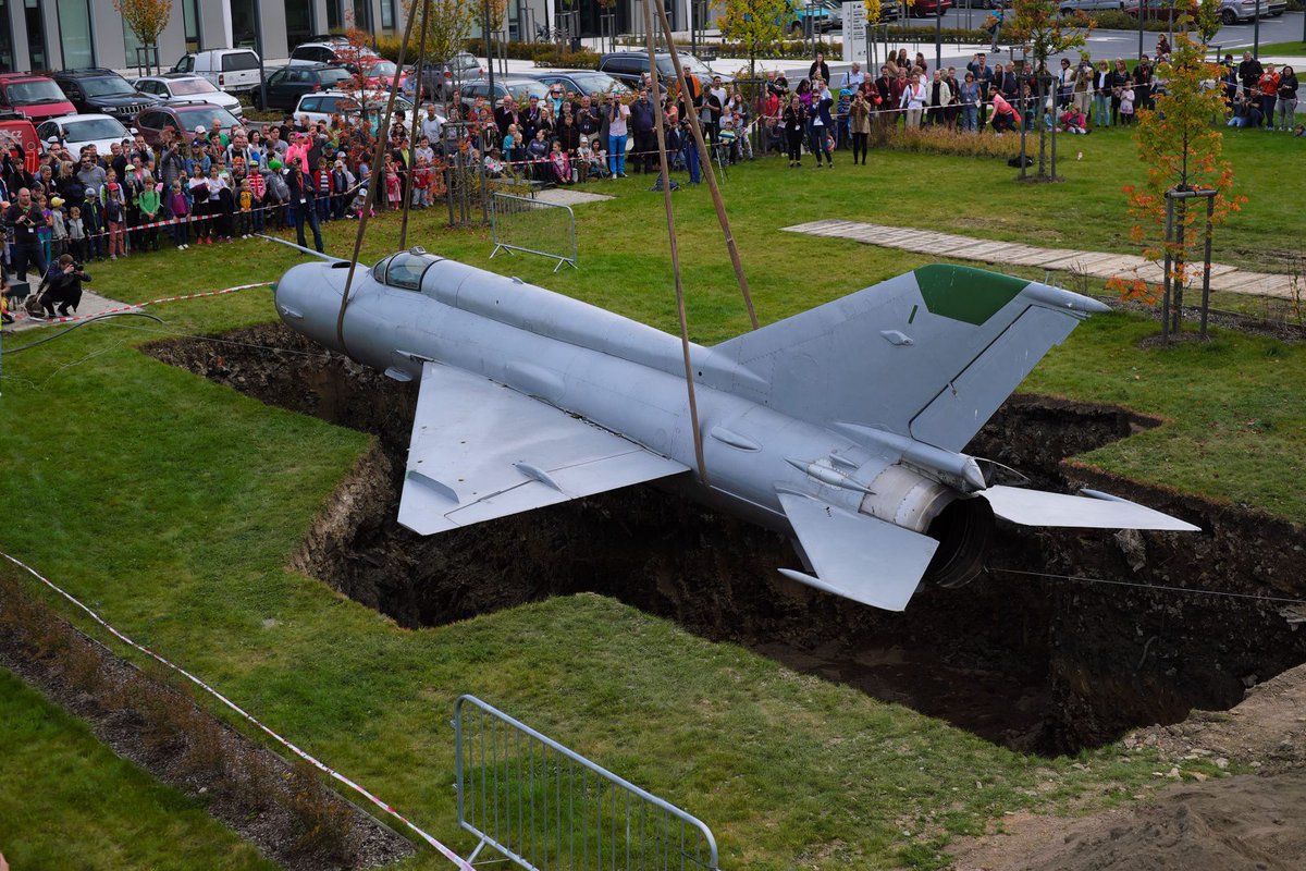 corvimora's tweet photo. Roger Hiorns' latest project involves the burial of a Soviet made MiG 21 fighter jet.
Image: Plane Burial / The retrospective view of the pathway (pathways), October 1, 2017 – ongoing.

#galerierudolfinum #rogerhiorns #mig21 https://t.co/ghE5kU1ASI