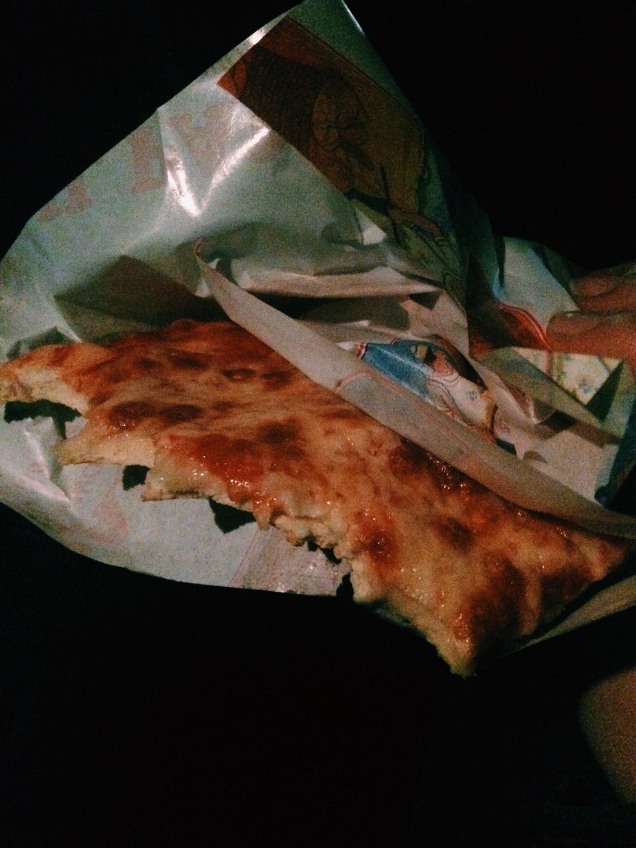 La gioia di mangiare la pizza in macchina ✨🔝 #enjoylittletinghs #EnjoyLife