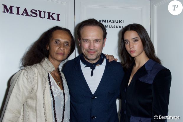 LeMediaOde's tweet photo. Iman Perez, sublime cavalière entourée de ses parents pour une inauguration mode https://t.co/KeGhzo1CV5 https://t.co/qRNuPvNPzX