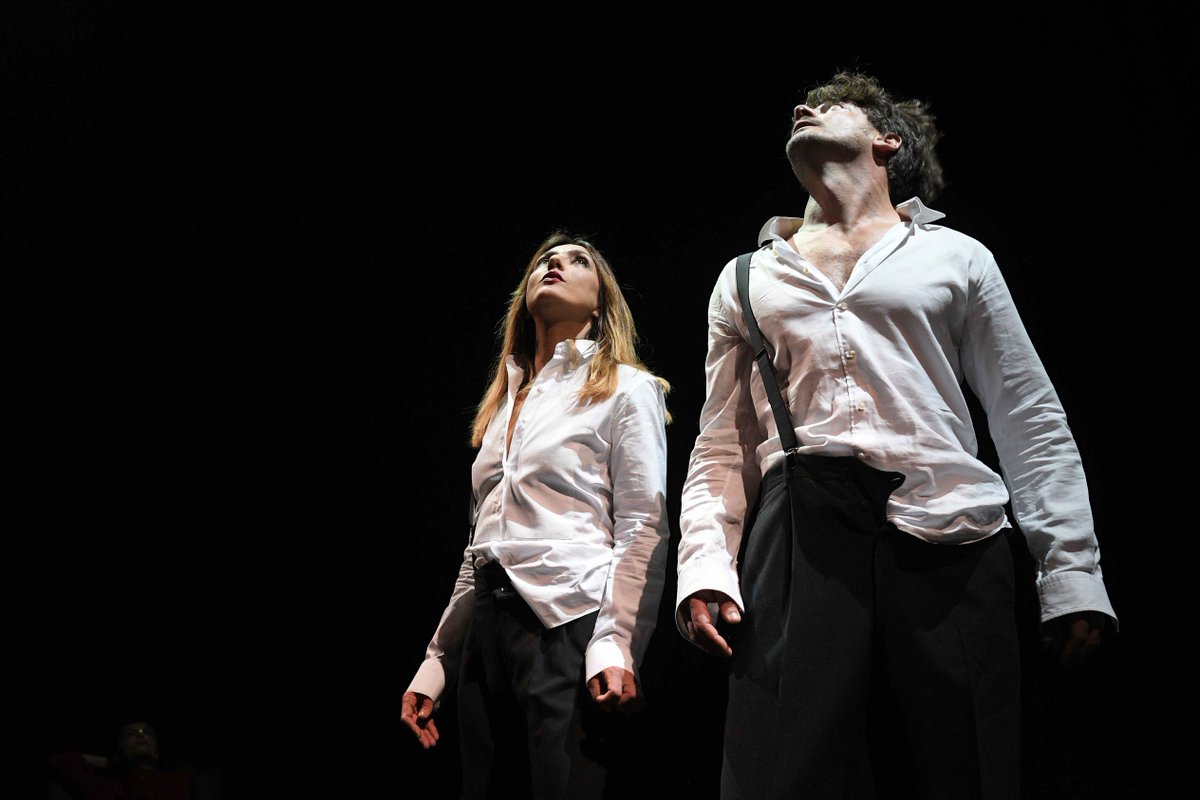 Un uomo. Una donna. Un matrimonio che finisce in guerra. #AmbraAngiolini e #MatteoCremon fino al 26 novembre ne bit.ly/LaGuerradeiRos…!