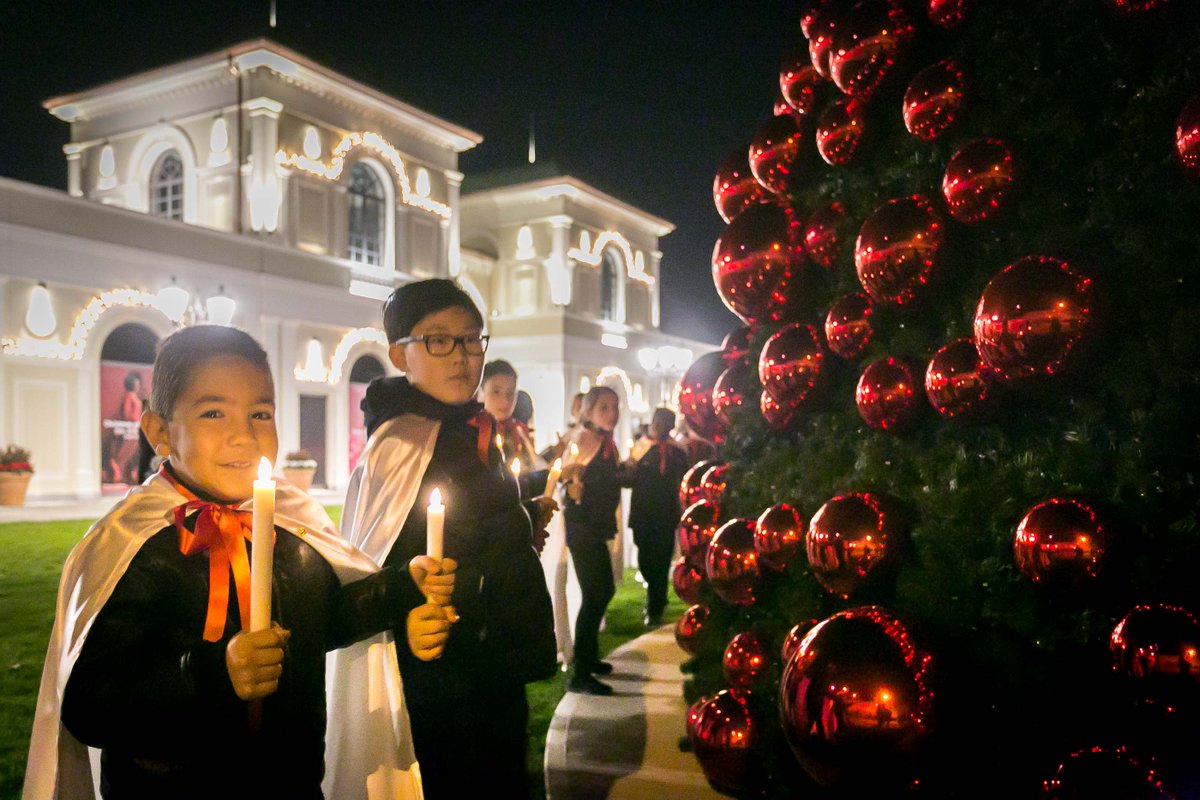 teatrolafenice's tweet photo. 🎭 Si rinnova come agni anno un evento all'insegna della ballezza, cui collaboriamo da tempo: 41 bambini del Kolbe's Children Choir attorno all'albero di Natale del #NoventaOutlet che si accende proprio in questo momento! 🎄 https://t.co/R9mg8jWbaF