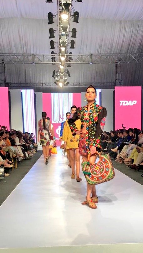 hinasafi's tweet photo. @DeepakPerwani presents "D Philosophy" at #MadeInPak17 Fashion show by #FashionPakistan and #TDAP.

More pictures from the collection coming in thread. 

#FPMF17 #MillennialFashion #TVonepk https://t.co/qqA5GhOHj2