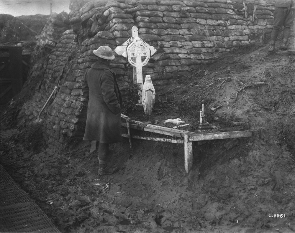 CanadasMilHist's tweet photo. A Canadian at the graveside of a comrade killed during the 1915 Second Battle of Ypres, November 1917 https://t.co/VSb06byiZI