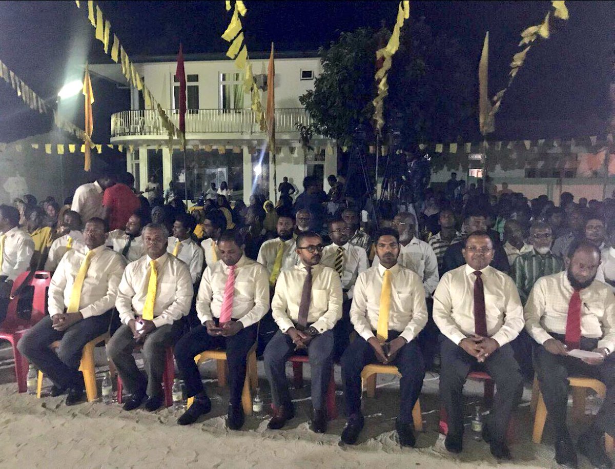 IllathHassan's tweet photo. #RayyithungeBadhalu 🇲🇻
Gulhifaivaa Siyaasee Partythakun Baavvaa Jalsa
Kinbidhoo Dhaairaage MP @riyazabdulla
#MaduvvariJalsa #SaveMaldives #RN2018 https://t.co/IeP2X5ZZRL