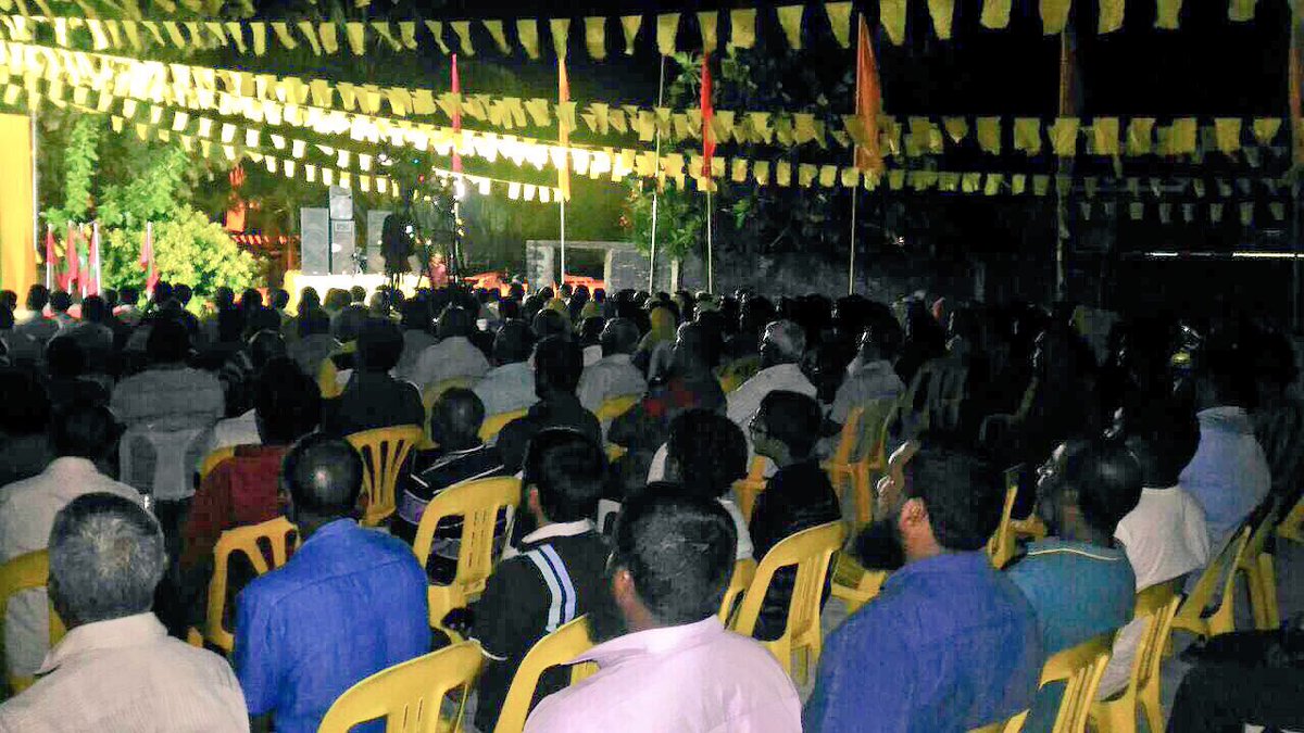IllathHassan's tweet photo. #RayyithungeBadhalu 🇲🇻
Gulhifaivaa Siyaasee Partythakun Baavvaa Jalsa
Kinbidhoo Dhaairaage MP @riyazabdulla
#MaduvvariJalsa #SaveMaldives #RN2018 https://t.co/IeP2X5ZZRL