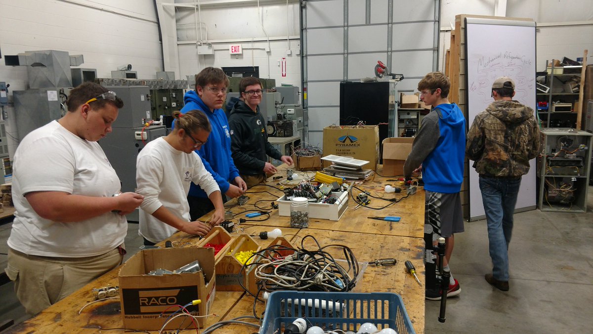 ESACC_HVAC's tweet photo. #esacc Ss learning basic electrical applications in HVAC @CC_ESSD40 https://t.co/MH8NdHgpyD