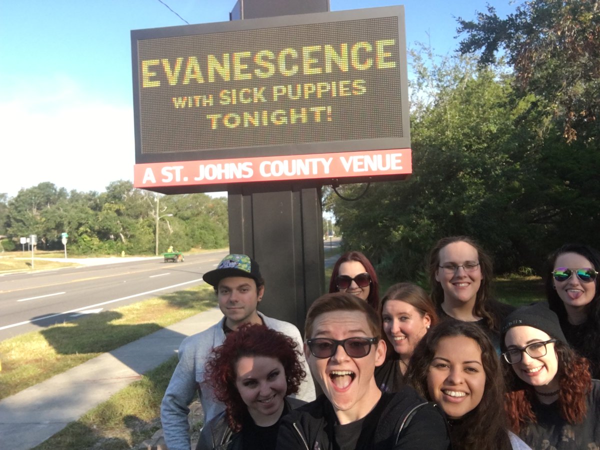 pjsvids's tweet photo. One of the BEST shows EVer!!!! One year ago today!! Take me back! #FallTour2016 #Rockerspongebob #Whooopwhooop @evanescence @JenMajura <3 https://t.co/RuZEbK92Ev
