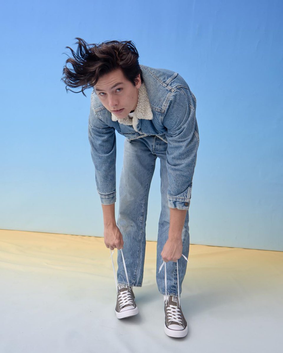 ColeMSprousePT's tweet photo. @colesprouse 📸 Post do Cole Sprouse no instagram:
"I am the monster that lives inside your chucks. That giggling, slightly nasally voice you hear when you put them on...that's me, now you know. #foreverchuck #conversepartner"
https://t.co/Fg6FtmVyXm https://t.co/1VdYMK5gdZ