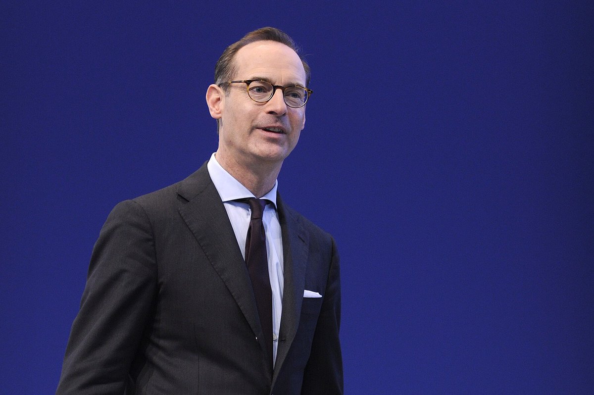 Villa_Vigoni's tweet photo. The keynote speaker of the #VigoniLecture17, @Allianz CEO Dr. Oliver Bäte, starts his speech: 

“We forget too often the importance of #Europe for the citizens. We need to make Europe crisis-resilient" https://t.co/GnqSKLEr8M