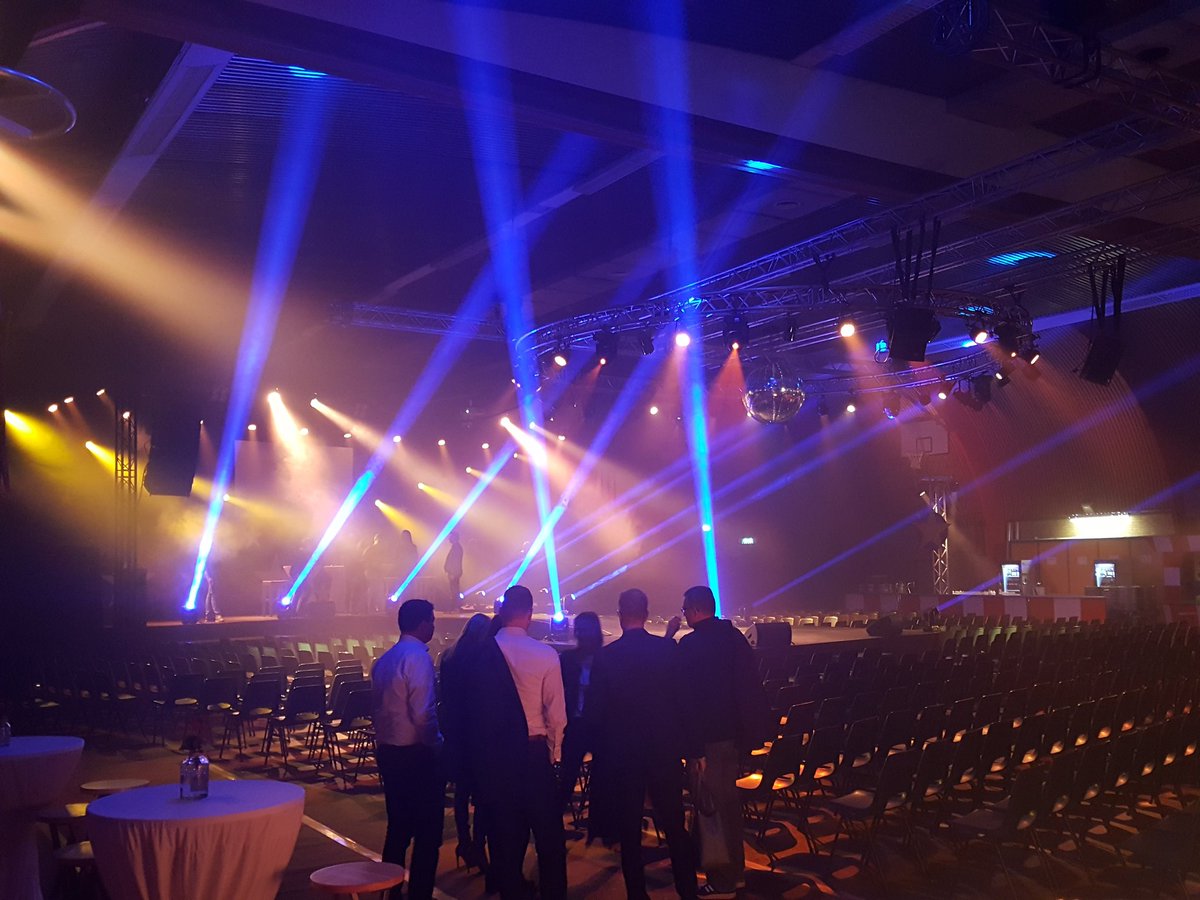petervanbaak's tweet photo. Vanavond als sponsorspecialist op het podium in gesprek met sportbestuurders over nieuwe kansen in sponsoring. Het publiek is niet kinderachtig: 650 bestuurders van lokale verenigingen. Leuk! @Rabobank https://t.co/318qL5jmzr