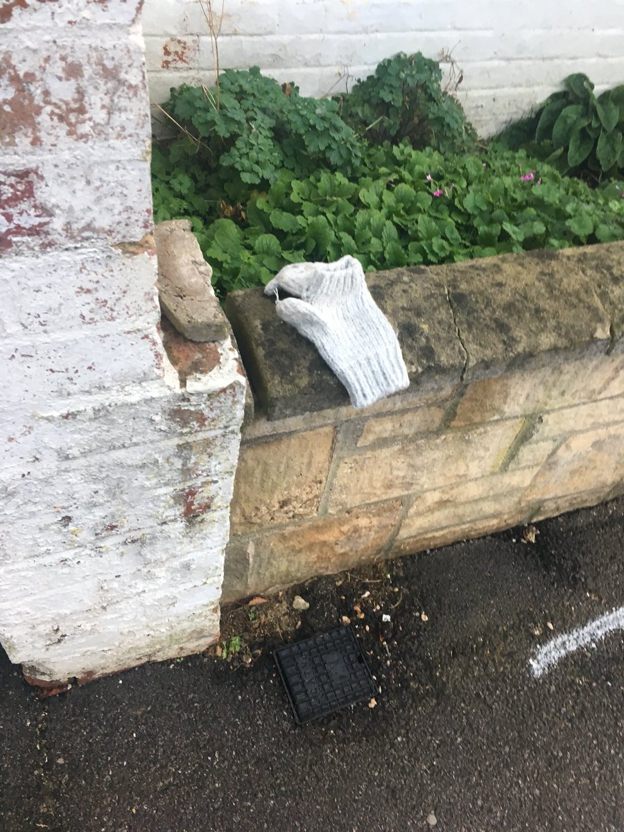 Lonely glove, Middle way, summertown @SummertownLib <a href="/WildHoneyLove/">Wild Honey</a> @summertownwinecafe