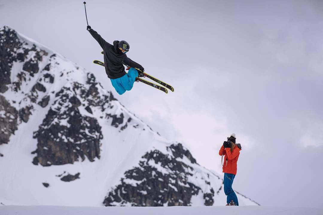 fahrenheitAI's tweet photo. Showtime #MagneticMovie #WhistlerBlackcomb
Credit to @vinceemond
#sunsetshoot #ski #skiing #blackpark #terrainpark #slvsh #newschoolers https://t.co/YNUcjSunrn