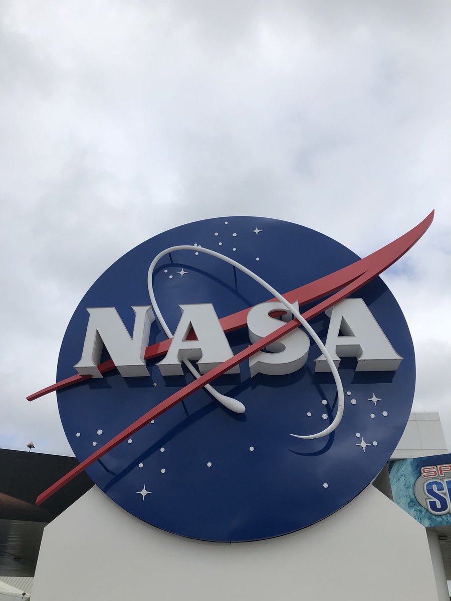 Broadsword999's tweet photo. Preparing to launch my new rocket:
Finger 1

Watch out @elonmusk, mine is highly reusable 😂

#KSC #KennedySpaceCenter #Space #SpaceX #NASA #Rocket #Finger1 #RocketGarden https://t.co/dSP022aUWV