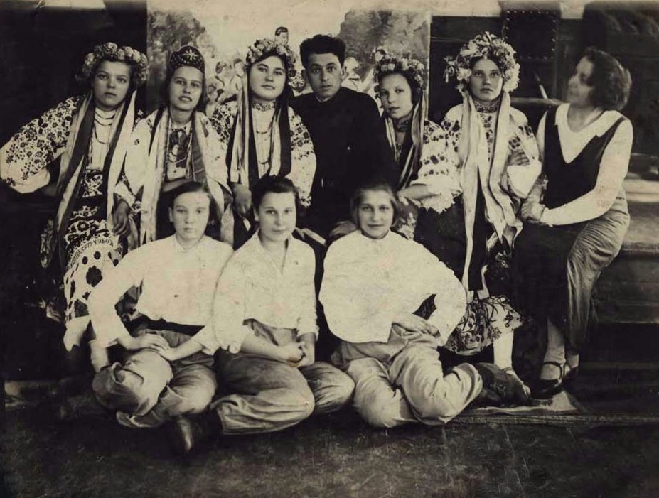 Город #Сорокино (#Луганск'ая обл.), бывший #Краснодон, 1938 г. Вот незадача, и снова кокошники не обнаружены. Ни кокошников, ни медведя, ни балалаек. 
К сожалению, город сейчас оккупирован.