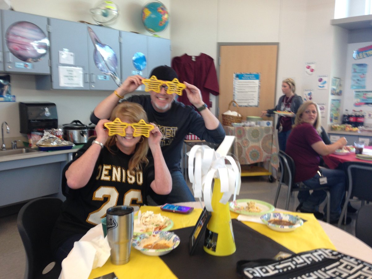 NeblettLibrary's tweet photo. #Neblettknights #Thx4SISD We are even thankful for those Teachers from the North!! 😊 https://t.co/SxmfkCxYCQ