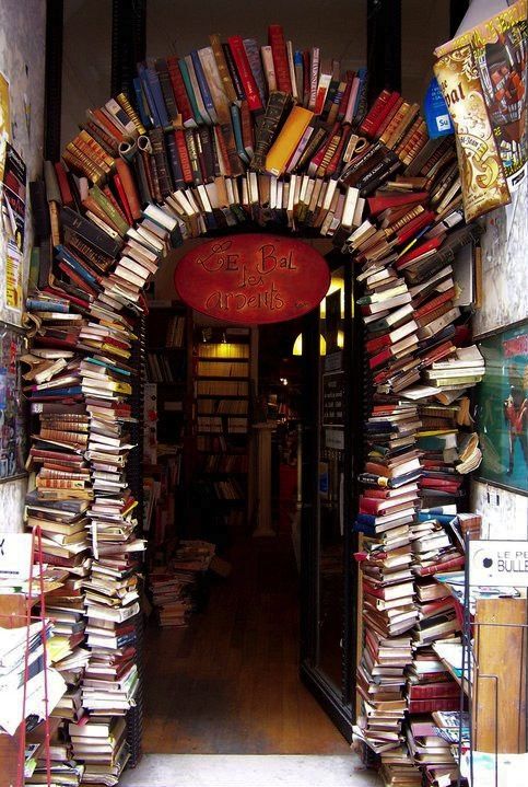 thelaceylondon's tweet photo. Best bookstore entrance EVER...      

😻😻😻    

#amwriting #amreading https://t.co/6k34lBbiNN