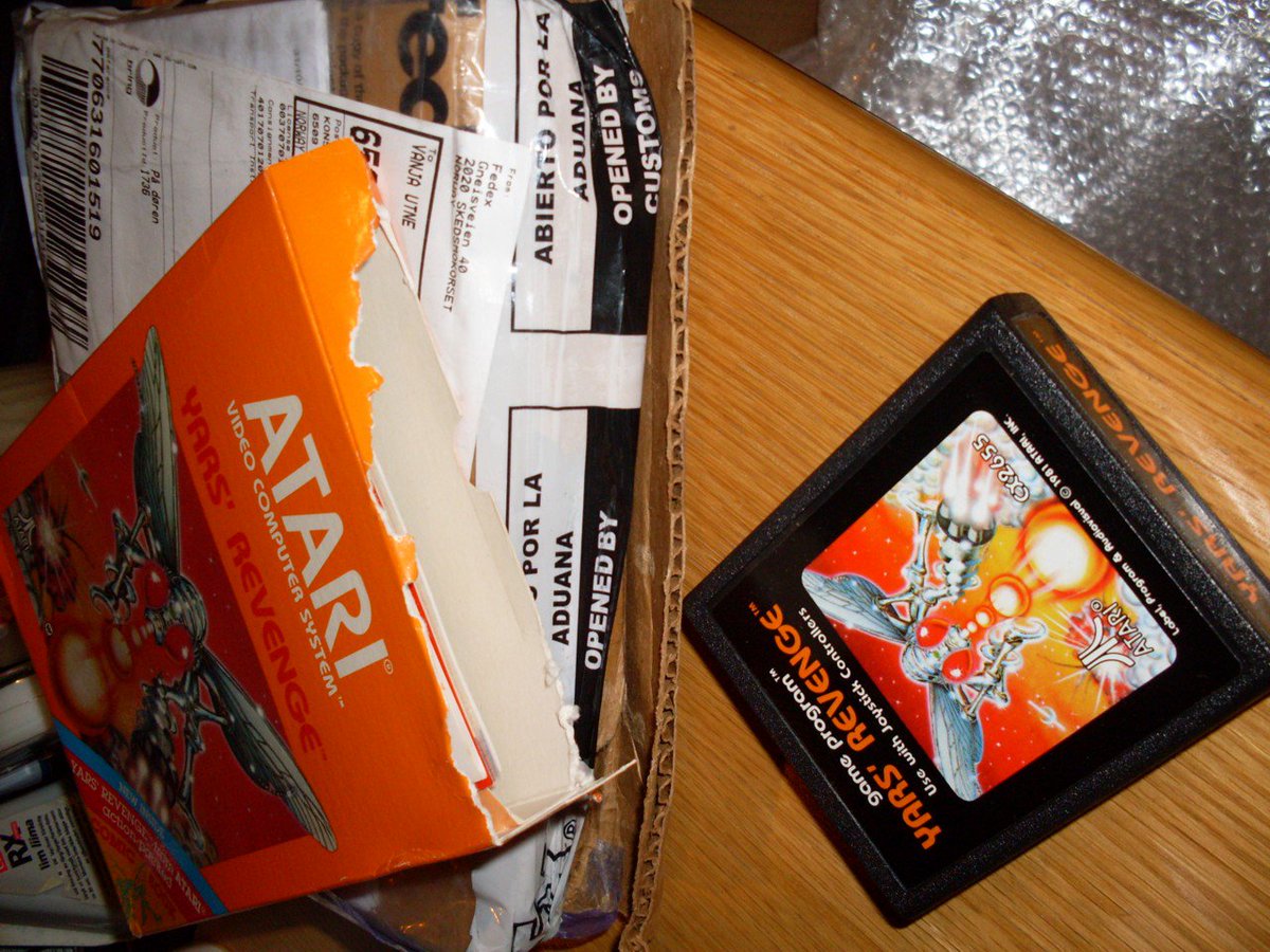 ARRRGHH!!!! That's the last time I buy a new old stock sealed game from Venezuela :( Couldn't "la Aduana" at least have opened it normally instead of having a pack of wolverines rip off the entire top flap? :( :( :( :( :( :( :(