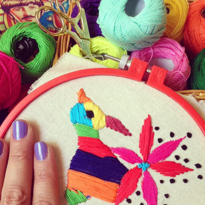 Moonviviblue's tweet photo. Hoy a las 18 horas en punto, será taller de bordado mexicano + sesión de fotos con #HelenMiranda #bordaviviborda #talleresmixtos #déjamepintartúcorazón #todonoviembre #viernesysabado #ñuñoa https://t.co/qZmfY3LKNk