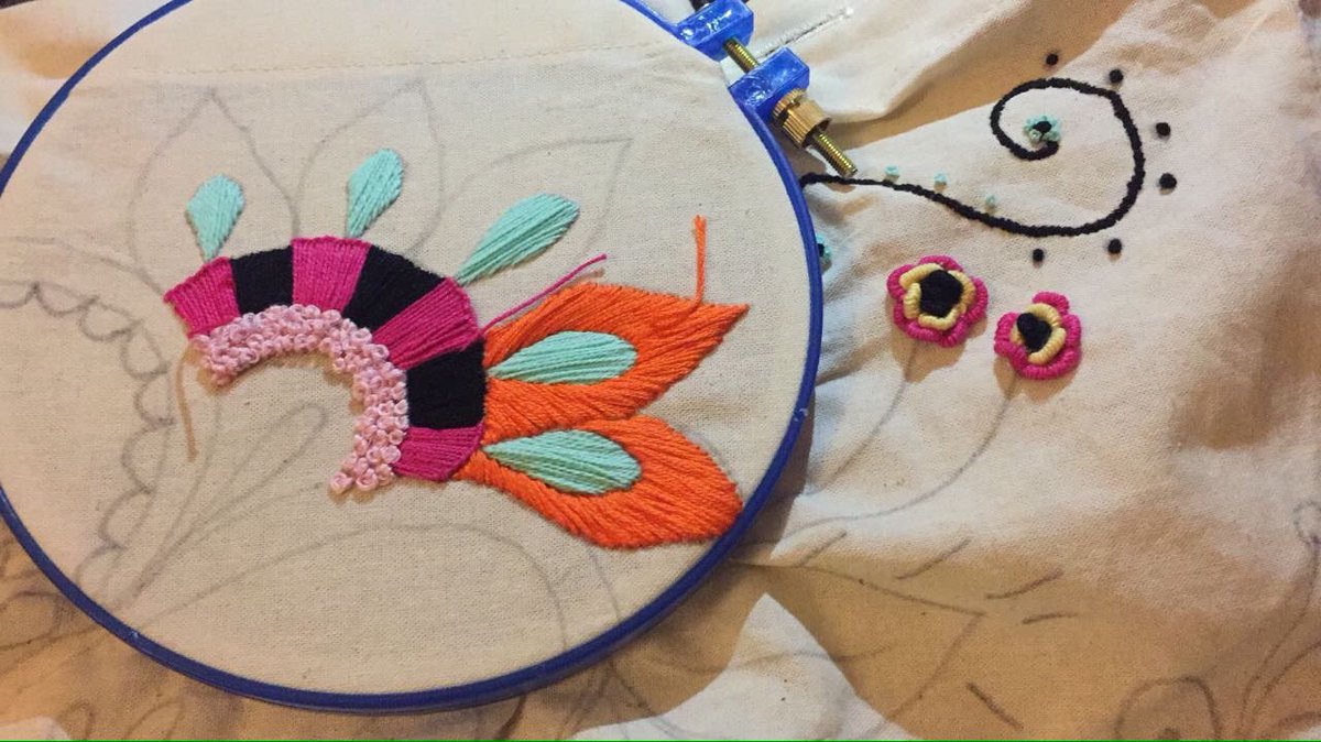 Moonviviblue's tweet photo. Hoy a las 18 horas en punto, será taller de bordado mexicano + sesión de fotos con #HelenMiranda #bordaviviborda #talleresmixtos #déjamepintartúcorazón #todonoviembre #viernesysabado #ñuñoa https://t.co/qZmfY3LKNk