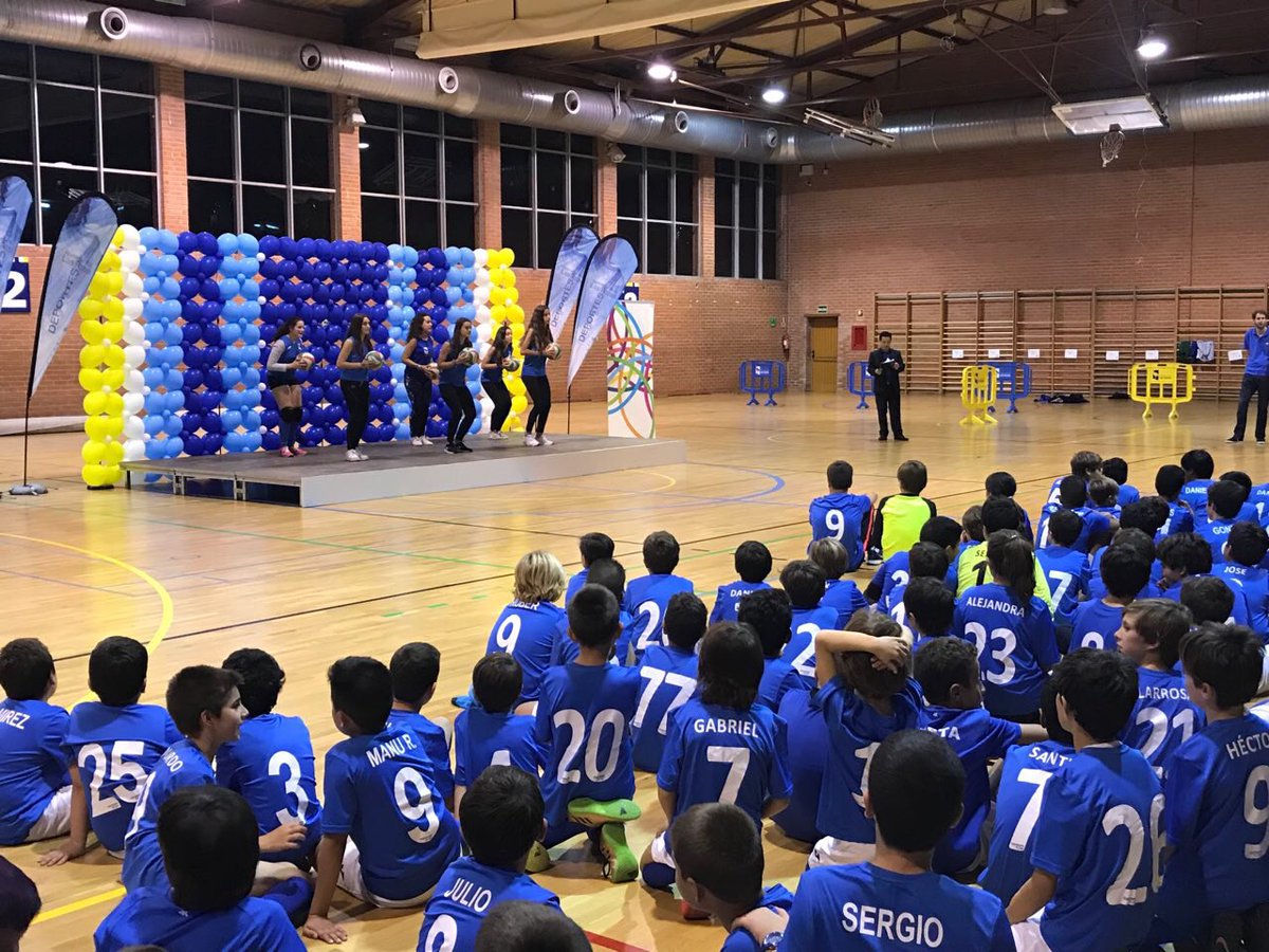 Ayto_Las_Rozas's tweet photo. .@jdelauz y varios concejales del Pleno asistieron a la presentación de equipos de Escuelas Deportivas que participan en los Juegos Municipales de #LasRozas https://t.co/2UtwmTGohC