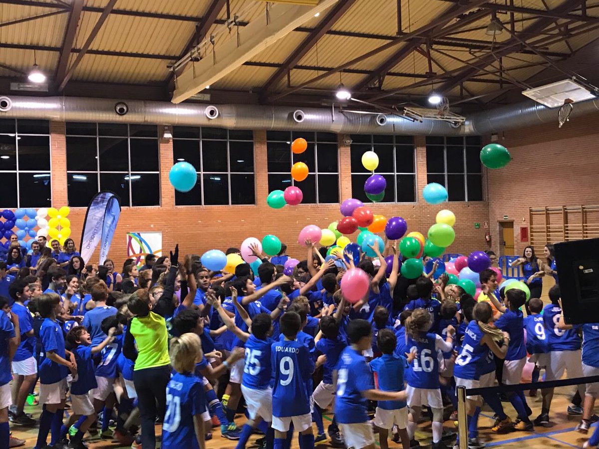 Ayto_Las_Rozas's tweet photo. .@jdelauz y varios concejales del Pleno asistieron a la presentación de equipos de Escuelas Deportivas que participan en los Juegos Municipales de #LasRozas https://t.co/2UtwmTGohC