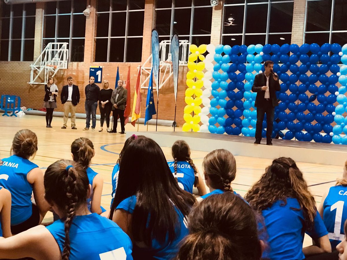 Ayto_Las_Rozas's tweet photo. .@jdelauz y varios concejales del Pleno asistieron a la presentación de equipos de Escuelas Deportivas que participan en los Juegos Municipales de #LasRozas https://t.co/2UtwmTGohC