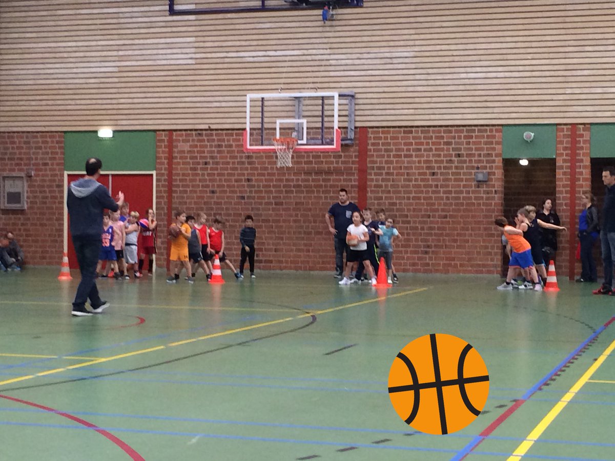 deruiter_peter's tweet photo. Grote groep #aspirantleden tijdens de 2e #tryoutsports training bij @obcoss, ook @DatisOss ππππ» https://t.co/Q0KeF8vufZ