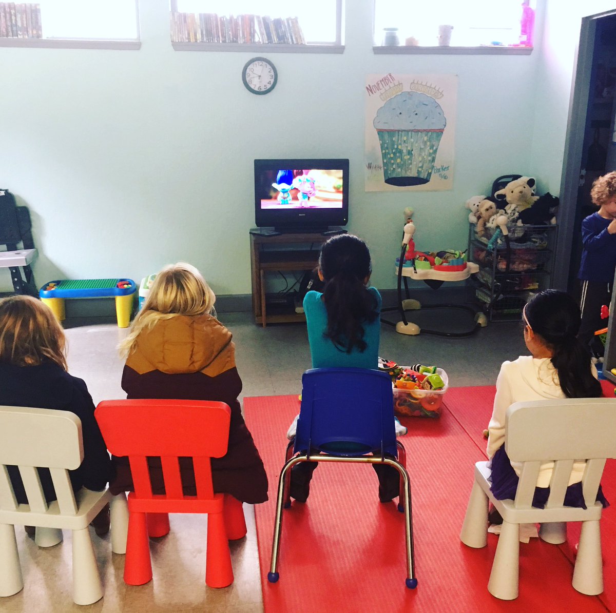 GFDSport's tweet photo. Rainy days are the perfect to cuddle and watch movies! At Sport childcare, EVERY Friday is movie day! 📺 #GetFitDavisSport #HappyFriday #ChildcareFun #TrollsMovie https://t.co/7LtBxlBtQp