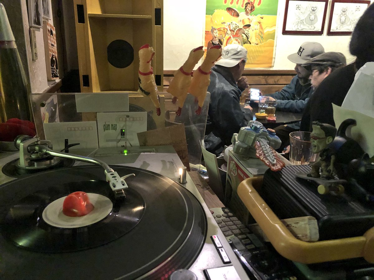 TOP_DOCA's tweet photo. 俺をそっちのけのレコード談義。
#SKASHUFFLE https://t.co/XHlc2O9oxW