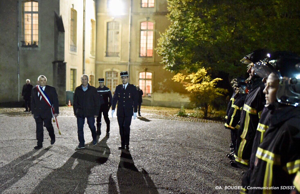 SDIS57's tweet photo. Passation de commandement au CI d’Aulnois-sur-Seille. En présence d’élus, d’autorités et des habitants du village, l’Ach Cyril Prévost succède à son papa, le Ltn Jean-Luc Prévost. https://t.co/wXvXaDKFIq