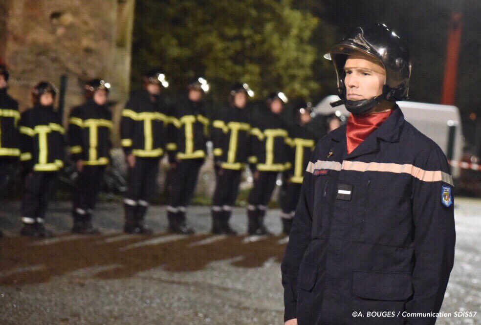 SDIS57's tweet photo. Passation de commandement au CI d’Aulnois-sur-Seille. En présence d’élus, d’autorités et des habitants du village, l’Ach Cyril Prévost succède à son papa, le Ltn Jean-Luc Prévost. https://t.co/wXvXaDKFIq