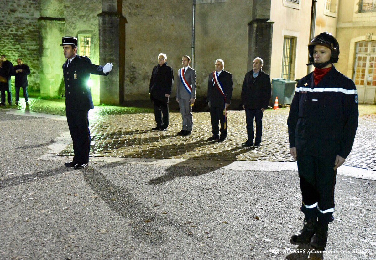 SDIS57's tweet photo. Passation de commandement au CI d’Aulnois-sur-Seille. En présence d’élus, d’autorités et des habitants du village, l’Ach Cyril Prévost succède à son papa, le Ltn Jean-Luc Prévost. https://t.co/wXvXaDKFIq