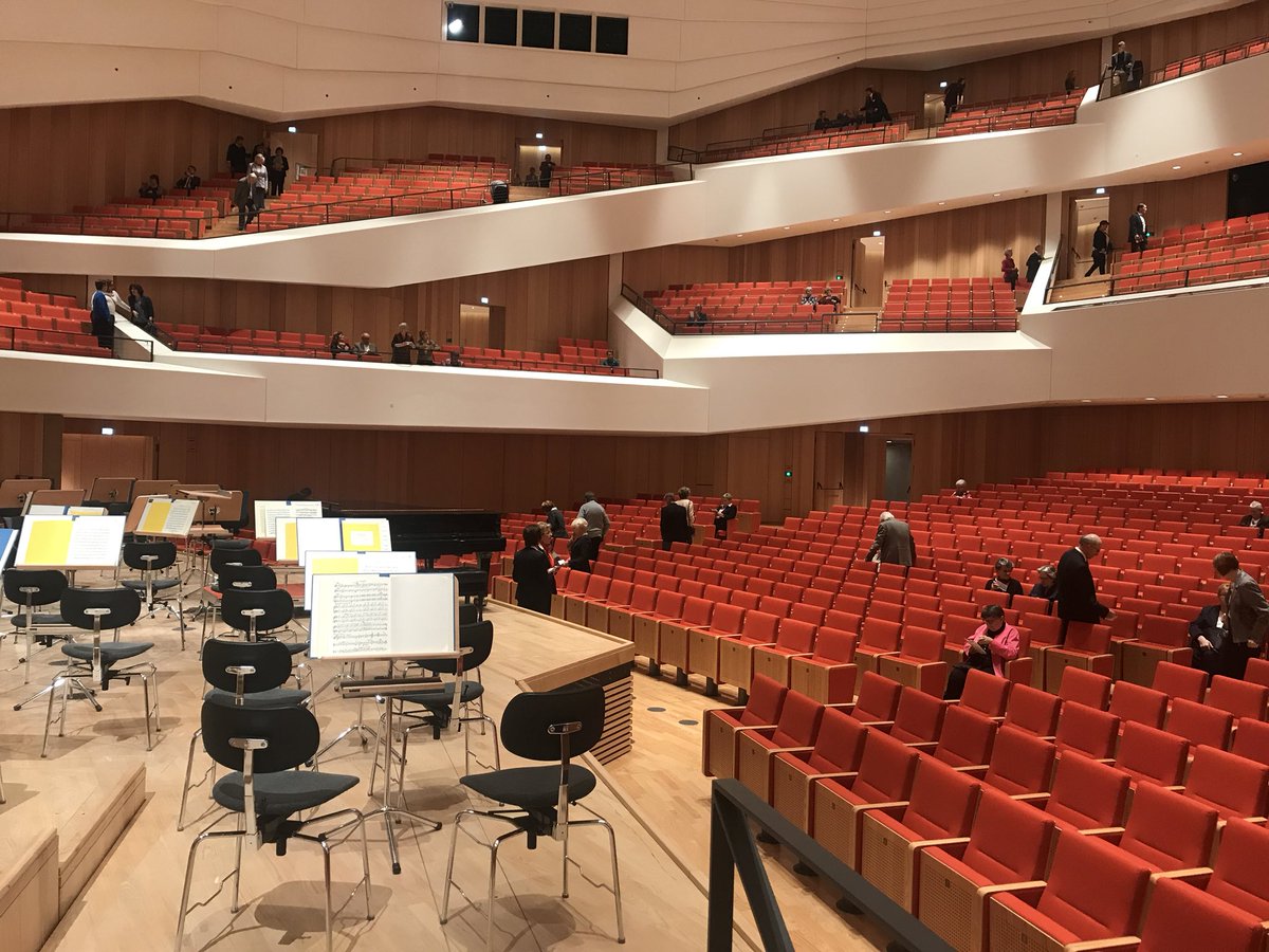Dresden’s fantastic new hall filling up for tonight’s sold-out concert with <a href="/DDPhilharmonie/">DresdnerPhilharmonie</a> . Ravel, Gershwin, Bernstein. Yum yum.