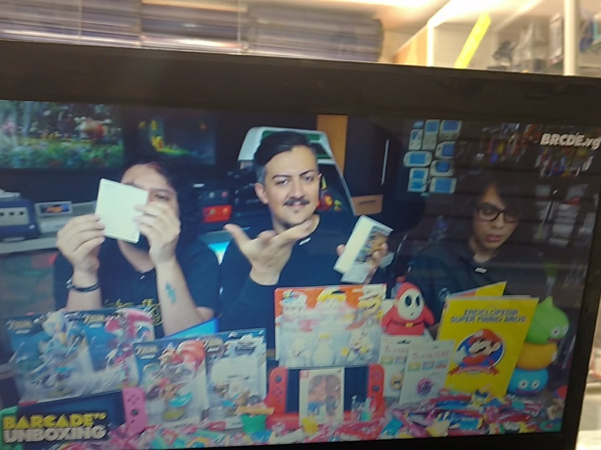 Yoel_Chvz's tweet photo. Pinche @Aftasher  te mamaste con el unboxing en @BarcadeVG  @Folkensio no para de reír @ZhyGou sacado de pedo #BarcadeNight @EvilLince salvando el dia... Saludos banda https://t.co/UbP1u5W4wV