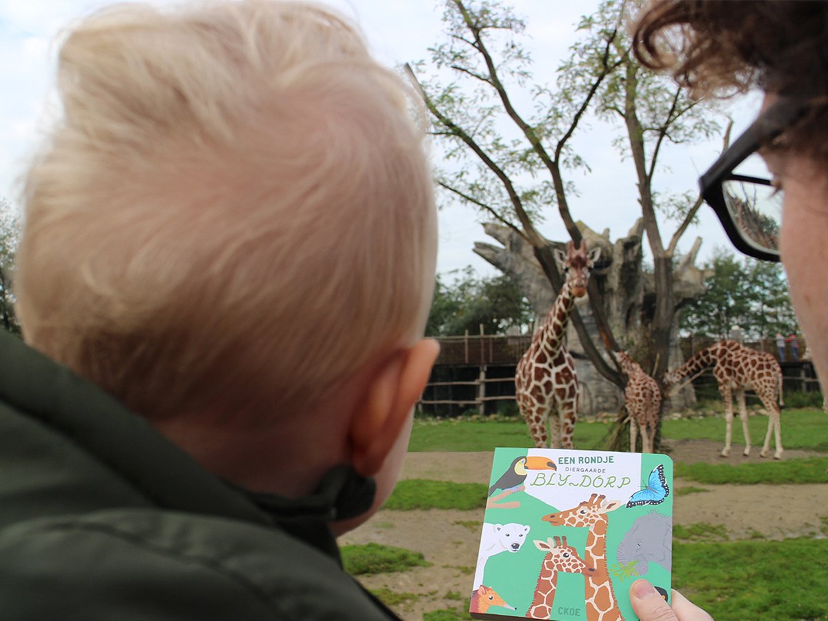 Het peuterboekje 'Een rondje Diergaarde Blijdorp' van Ckoe is nu verkrijgbaar in de Zee van ZOOvenirs &amp; kost €8,95,-.ow.ly/jUJY30gubmC