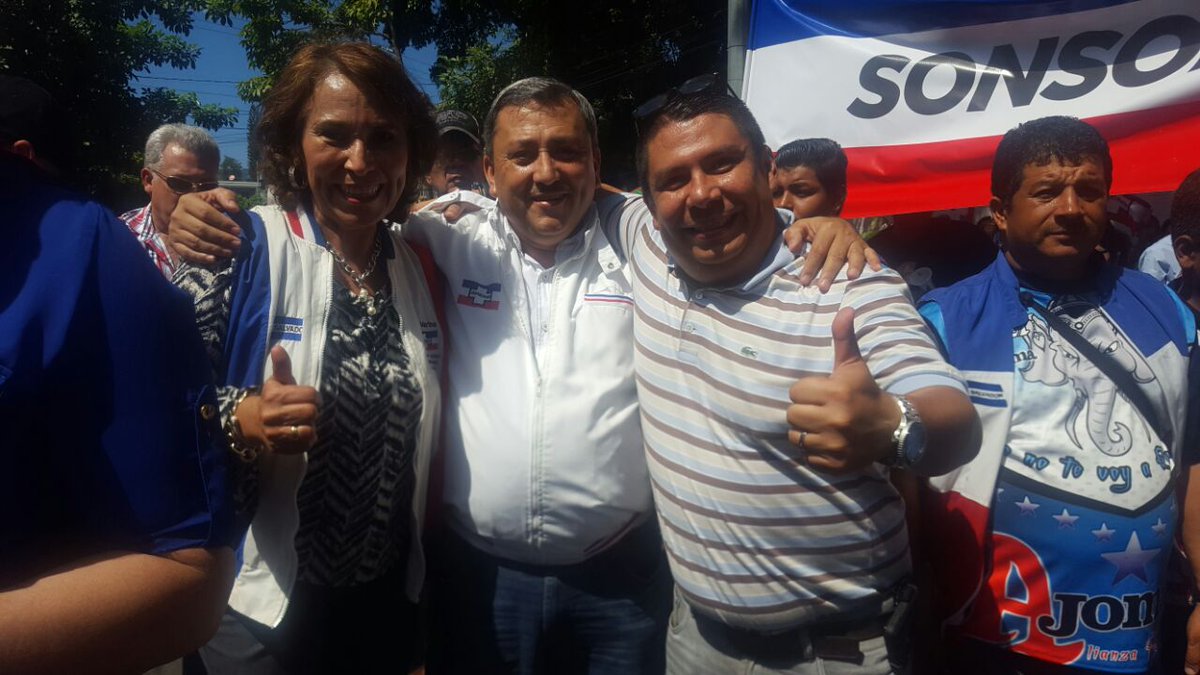 amco2015's tweet photo. con #VisiondePais junto a mi formula @alexirahetam excelente diputado y amigo @carlosreyesrr #ApoyoTotal @jccalleja https://t.co/SqqN8WFd2e
